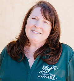 Woman, brown hair, green shirt 